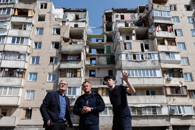 News Themen der Woche KW29 Prime Minister Keir Starmer visits Ukraine 16 07 2026. Ukraine. Prime Minister Keir Starmer meets emergency workers and residents in the Podilskyi area of Kyiv which was hit by Russian missile strikes in which 8 people were killed.in Kyiv., Credit:Simon Dawson No 10 Downing Street B66 Avalon Ukraine, Kyiv  Copyright: xSimonxDawsonx xNox10xDowningxStreetx xB66x xAvalonx 1116894204