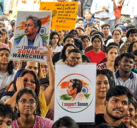 RECORD DATE NOT STATED Students support Sonam Wangchuk s hunger strike seeking Dharmendra Pradhan s resignation NEET paper leak at Azad Maidan Mumbai, Jul 16 (ANI): Students hold a sit-in protest in support of environmentalist Sonam Wangchuk s hunger strike at Delhi s Jantar Mantar, seeking Union Education Minister Dharmendra Pradhan s resignation over alleged examination irregularities and NEET paper leak, at Azad Maidan in Mumbai on Thursday. Mumbai Maharashtra India Copyright: xANIx ANI_20260716586