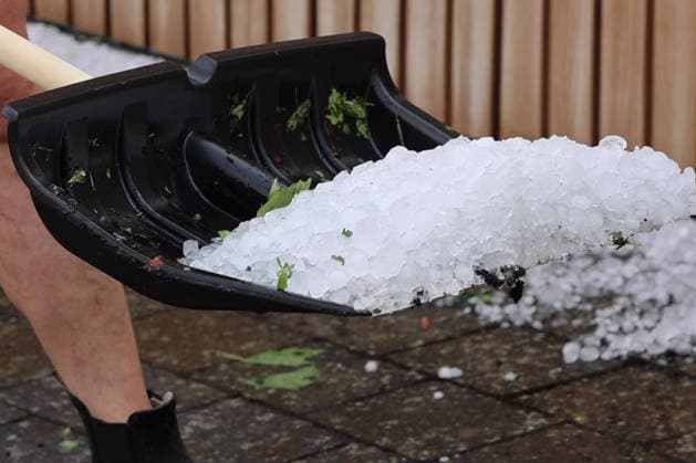 Unwetter in Neckartenzlingen, Ein schweres Unwetter mit heftigem Hagel ist über Neckartenzlingen in Baden-Württemberg hinweggezogen. Innerhalb kurzer Zeit verwandelten dicke Hagelmassen Straßen, Wiesen und Gärten in eine nahezu vollständig weiße Landschaft. Gleichzeitig sorgten starke Sturmböen für umgestürzte Bäume und Behinderungen im Straßenverkehr. Einsatzkräfte waren im Einsatz, um Gefahrenstellen zu beseitigen und Verkehrswege wieder freizumachen. Neckartenzlingen Baden-Württemberg Deutschland Neckartenzlingen *** Severe Weather in Neckartenzlingen: A severe storm with heavy hail swept through Neckartenzlingen in Baden-Württemberg. Within a short time, large hailstones transformed streets, meadows, and gardens into an alm Copyright: x xonw-imagesx xDanielxKesslerx