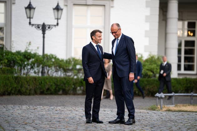 Besuch des Praesidenten der Franzoesischen Republik beim Bundeskanzler in Bensberg Bundeskanzler Friedrich Merz gemeinsam mit Emmanuel Macron Praesidenten der Franzoesischen Republik, auf dem Weg zum gemeinsamen Pressestatement zum Besuch des Praesidenten der Franzoesischen Republik im Innenhof des Althoff Grandhotel Schloss Bensberg, Bensberg, 16.07.2026 Bensberg Nordrhein-Westfalen Deutschland *** Visit by the President of the French Republic to the Federal Chancellor in Bensberg: Federal Chancellor Friedrich Merz together with Emmanuel Macron, President of the French Republic, on their way to a joint press statement regarding the visit of the President of the French Republic in the courtyard of the Althoff Grandhotel Schloss Bensberg,