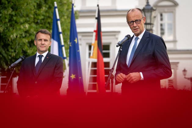 News Themen der Woche KW29 Besuch des Praesidenten der Franzoesischen Republik beim Bundeskanzler in Bensberg Bundeskanzler Friedrich Merz gemeinsam mit Emmanuel Macron Praesidenten der Franzoesischen Republik, beim gemeinsamen Pressestatement zum Besuch des Praesidenten der Franzoesischen Republik im Innenhof des Althoff Grandhotel Schloss Bensberg, Bensberg, 16.07.2026 Bensberg Nordrhein-Westfalen Deutschland *** Visit by the President of the French Republic to the Federal Chancellor in Bensberg Federal Chancellor Friedrich Merz, together with Emmanuel Macron, President of the French Republic, during a joint press statement on the President of the French Republic’s visit in the courtyard of the Althoff Grandhotel Schloss Bensberg, Bensberg, July 16, 2026, Bensbe