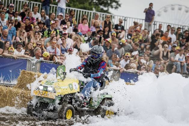 LICHTENVOORDE - Lawnmower racing on the first day of the Zwarte Cross festival. The four-day music, theater, and motocross event is taking place in the Achterhoek for the 28th time. ANP EMIEL MUIJDERMAN netherlands out - belgium out  Copyright: xx x563667747x originalFilename: 563667747.jpg