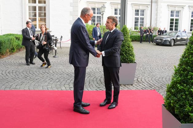 Besuch des franzoesischen Praesidenten bei Bundeskanzler Merz in Bensberg Bundeskanzler Friedrich Merz gemeinsam mit Emmanuel Macron bei der Begruesung am Eingang des Schlosshotel, Bensberg, 16.07.2026 Bensberg NRW Deutschland *** Visit by the French President to Federal Chancellor Merz in Bensberg Federal Chancellor Friedrich Merz with Emmanuel Macron during the welcome ceremony at the entrance to the Schlosshotel, Bensberg, July 16, 2026, Bensberg, North Rhine-Westphalia, Germany