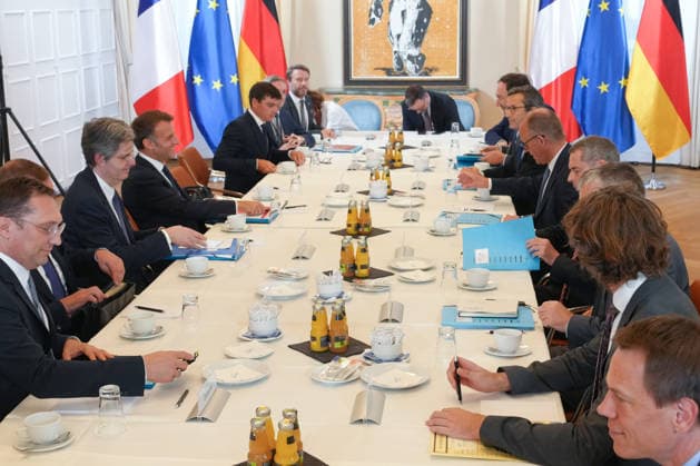 Besuch des franzoesischen Praesidenten bei Bundeskanzler Merz in Bensberg Bundeskanzler Friedrich Merz gemeinsam mit Emmanuel Macron beim Delegationsgespraech im Salon Medici des Schlosshotel Bensberg, Bensberg, 16.07.2026 Bensberg NRW Deutschland *** Visit by the French President to Federal Chancellor Merz in Bensberg Federal Chancellor Friedrich Merz with Emmanuel Macron during delegation talks in the Salon Medici at the Schlosshotel Bensberg, Bensberg, July 16, 2026, Bensberg, North Rhine-Westphalia, Germany