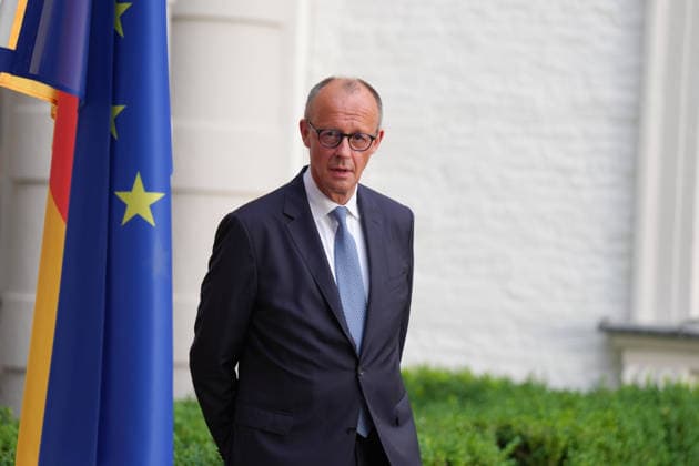 Besuch des franzoesischen Praesidenten bei Bundeskanzler Merz in Bensberg Bundeskanzler Friedrich Merz im Portrait vor der Begruesung des franzoesischen Staatspraesidenten Macron, Bensberg, 16.07.2026 Bensberg NRW Deutschland *** Visit by the French President to Federal Chancellor Merz in Bensberg; a portrait of Federal Chancellor Friedrich Merz before welcoming French President Macron, Bensberg, July 16, 2026, Bensberg, North Rhine-Westphalia, Germany