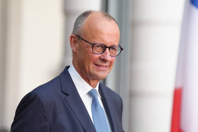 Besuch des franzoesischen Praesidenten bei Bundeskanzler Merz in Bensberg Bundeskanzler Friedrich Merz im Portrait mit freundlicher Mimik vor der Begruesung des franzoesischen Staatspraesidenten Macron, Bensberg, 16.07.2026 Bensberg NRW Deutschland *** Visit by the French President to Federal Chancellor Merz in Bensberg: Federal Chancellor Friedrich Merz is pictured with a friendly expression before welcoming French President Macron, Bensberg, July 16, 2026, Bensberg, North Rhine-Westphalia, Germany