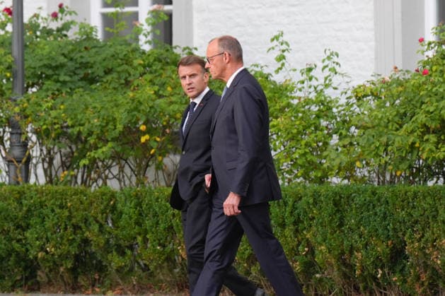 Besuch des franzoesischen Praesidenten bei Bundeskanzler Merz in Bensberg Bundeskanzler Friedrich Merz spaziert gemeinsam mit dem franzoesischen Praesidenten Emmanuel Macron durch den Vorfahrstbereich des Hotel vor dem Delegationsgespraech im Salon Medici des Schlosshotel Bensberg, Bensberg, 16.07.2026 Bensberg NRW Deutschland *** Visit by the French President to Federal Chancellor Merz in Bensberg Federal Chancellor Friedrich Merz walks with French President Emmanuel Macron through the hotel’s entrance area prior to the delegation meeting in the Salon Medici at the Schlosshotel Bensberg, Bensberg, July 16, 2026, Bensberg, North Rhine-Westphalia, Germany