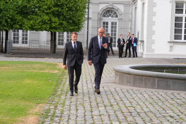 Besuch des franzoesischen Praesidenten bei Bundeskanzler Merz in Bensberg Bundeskanzler Friedrich Merz spaziert gemeinsam mit dem franzoesischen Praesidenten Emmanuel Macron durch den Vorfahrstbereich des Hotel vor dem Delegationsgespraech im Salon Medici des Schlosshotel Bensberg, Bensberg, 16.07.2026 Bensberg NRW Deutschland *** Visit by the French President to Federal Chancellor Merz in Bensberg Federal Chancellor Friedrich Merz walks with French President Emmanuel Macron through the hotel’s entrance area prior to the delegation meeting in the Salon Medici at the Schlosshotel Bensberg, Bensberg, July 16, 2026, Bensberg, North Rhine-Westphalia, Germany