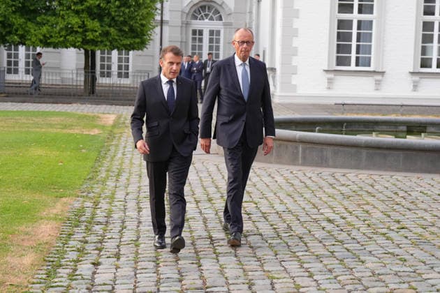 Besuch des franzoesischen Praesidenten bei Bundeskanzler Merz in Bensberg Bundeskanzler Friedrich Merz spaziert gemeinsam mit dem franzoesischen Praesidenten Emmanuel Macron durch den Vorfahrstbereich des Hotel vor dem Delegationsgespraech im Salon Medici des Schlosshotel Bensberg, Bensberg, 16.07.2026 Bensberg NRW Deutschland *** Visit by the French President to Federal Chancellor Merz in Bensberg Federal Chancellor Friedrich Merz walks with French President Emmanuel Macron through the hotel’s entrance area prior to the delegation meeting in the Salon Medici at the Schlosshotel Bensberg, Bensberg, July 16, 2026, Bensberg, North Rhine-Westphalia, Germany
