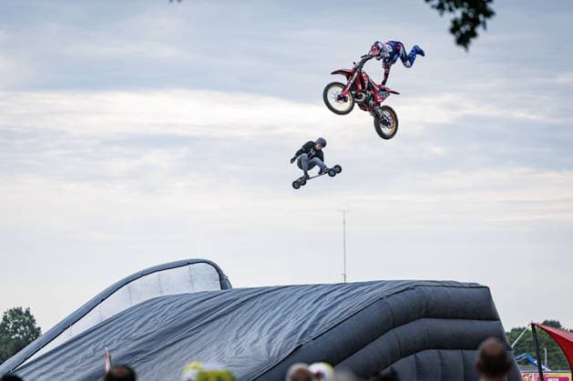 LICHTENVOORDE - Motorcycle stunts on the first day of the Zwarte Cross festival. The four-day music, theater, and motocross event is taking place in the Achterhoek for the 28th time. ANP EMIEL MUIJDERMAN netherlands out - belgium out  Copyright: xx x563667764x originalFilename: 563667764.jpg