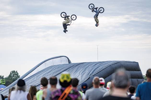LICHTENVOORDE - Motorcycle stunts on the first day of the Zwarte Cross festival. The four-day music, theater, and motocross event is taking place in the Achterhoek for the 28th time. ANP EMIEL MUIJDERMAN netherlands out - belgium out  Copyright: xx x563667769x originalFilename: 563667769.jpg