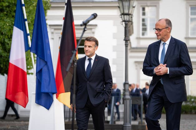 Besuch des Praesidenten der Franzoesischen Republik beim Bundeskanzler in Bensberg am Vorabend zum 26. Deutsch-Franzoesischen Ministerrat Bundeskanzler Friedrich Merz gemeinsam mit Emmanuel Macron Praesidenten der Franzoesischen Republik, im Innenhof des Althoff Grandhotel Schloss Bensberg auf dem Weg zur gemeinsamen Pressestatement zum Besuch des Praesidenten der Franzoesischen Republik im Innenhof des Althoff Grandhotel Schloss Bensberg, Bensberg, 16.07.2026 Bensberg Nordrhein-Westfalen Deutschland *** Visit by the President of the French Republic to the Federal Chancellor in Bensberg on the eve of the 26th Franco-German Ministerial Council: Federal Chancellor Friedrich Merz together with Emmanuel Macron, President of the French Repub