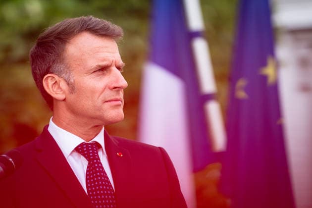 Besuch des Praesidenten der Franzoesischen Republik beim Bundeskanzler in Bensberg am Vorabend zum 26. Deutsch-Franzoesischen Ministerrat Emmanuel Macron Praesidenten der Franzoesischen Republik, in rotem Licht getaucht, (Portrait) waehrend des gemeinsamen Pressestatement zum Besuch des Praesidenten der Franzoesischen Republik im Innenhof des Althoff Grandhotel Schloss Bensberg, Bensberg, 16.07.2026 Bensberg Nordrhein-Westfalen Deutschland *** Visit by the President of the French Republic to the Federal Chancellor in Bensberg on the eve of the 26th Franco-German Ministerial Council. Emmanuel Macron, President of the French Republic, bathed in red light, portrait taken during the joint press statement on the President of the French Republ
