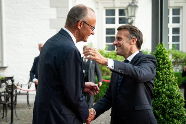 Besuch des Praesidenten der Franzoesischen Republik beim Bundeskanzler in Bensberg am Vorabend zum 26. Deutsch-Franzoesischen Ministerrat Emmanuel Macron Praesidenten der Franzoesischen Republik, bei seiner Ankunft und Begruessung mit Umarmung durch den Bundeskanzler Friedrich Merz vor dem Althoff Grandhotel Schloss Bensberg, Bensberg, 16.07.2026 Bensberg Nordrhein-Westfalen Deutschland *** Visit by the President of the French Republic to the Federal Chancellor in Bensberg on the eve of the 26th Franco-German Ministerial Council: Emmanuel Macron, President of the French Republic, upon his arrival and greeting with a hug from Federal Chancellor Friedrich Merz in front of the Althoff Grandhotel Schloss Bensberg, Bensberg, July 16, 2026, Be