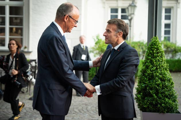 Besuch des Praesidenten der Franzoesischen Republik beim Bundeskanzler in Bensberg am Vorabend zum 26. Deutsch-Franzoesischen Ministerrat Emmanuel Macron Praesidenten der Franzoesischen Republik, bei seiner Ankunft und Begruessung durch den Bundeskanzler Friedrich Merz vor dem Althoff Grandhotel Schloss Bensberg, Bensberg, 16.07.2026 Bensberg Nordrhein-Westfalen Deutschland *** Visit by the President of the French Republic to the Federal Chancellor in Bensberg on the eve of the 26th Franco-German Ministerial Council: Emmanuel Macron, President of the French Republic, upon his arrival and greeting by Federal Chancellor Friedrich Merz in front of the Althoff Grandhotel Schloss Bensberg, Bensberg, July 16, 2026, Bensberg, North Rhine-Westph