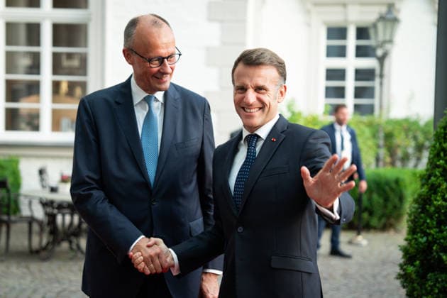 Besuch des Praesidenten der Franzoesischen Republik beim Bundeskanzler in Bensberg am Vorabend zum 26. Deutsch-Franzoesischen Ministerrat Emmanuel Macron Praesidenten der Franzoesischen Republik, bei seiner Ankunft und Begruessung mit besonderer Geste des Praesidenten durch den Bundeskanzler Friedrich Merz vor dem Althoff Grandhotel Schloss Bensberg, Bensberg, 16.07.2026 Bensberg Nordrhein-Westfalen Deutschland *** Visit by the President of the French Republic to the Federal Chancellor in Bensberg on the eve of the 26th Franco-German Ministerial Council: Emmanuel Macron, President of the French Republic, upon his arrival and welcome by Federal Chancellor Friedrich Merz with a special gesture from the President in front of the Althoff Gra