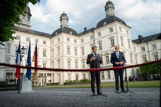 Besuch des Praesidenten der Franzoesischen Republik beim Bundeskanzler in Bensberg am Vorabend zum 26. Deutsch-Franzoesischen Ministerrat Bundeskanzler Friedrich Merz gemeinsam mit Emmanuel Macron Praesidenten der Franzoesischen Republik, wahrend der gemeinsamen Pressestatement zum Besuch des Praesidenten der Franzoesischen Republik im Innenhof und Blick auf das Althoff Grandhotel Schloss Bensberg, Bensberg, 16.07.2026 Bensberg Nordrhein-Westfalen Deutschland *** Visit by the President of the French Republic to the Federal Chancellor in Bensberg on the eve of the 26th Franco-German Ministerial Council; Federal Chancellor Friedrich Merz together with Emmanuel Macron, President of the French Republic, during the joint press statement on th