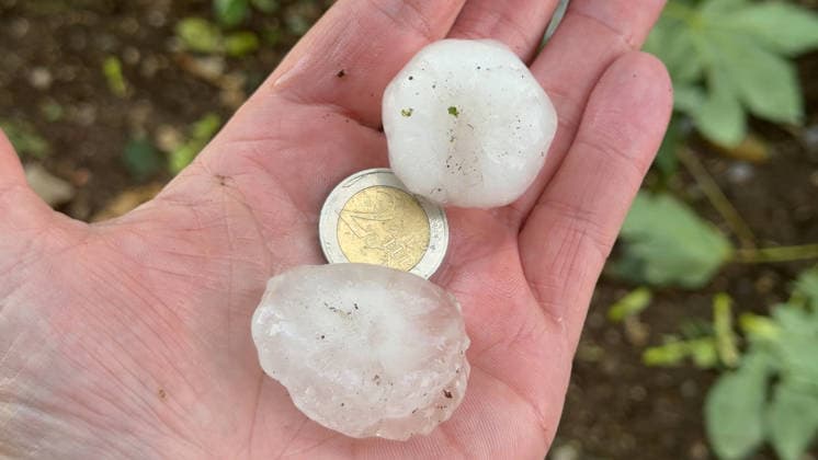 Schwere Unwetter sind erneut über Baden-Württemberg hinweg gezogen. Betroffen war die Gegend um Metzingen. In Riedrich zog eine Superzelle über die Ortschaft. Bis zu 5 cm großer Hagel ist gefallen. Autofahrer suchten mitten im Hagelsturm (on tape) Schutz unter einer Tankstelle oder deckten ihre Autos mit Decken ab. Erneut gibt es für viele Autofahrer Hageldellen. Sturmschäden gab es ebenfalls. Die Feuerwehr Bempflingen ist im Einsatz und muss einige Sturmschäden beseitigen. Betroffen ist auch die B 312. Hier stürzten ebenfalls Bäume auf die Bundesstraße. Die Feuerwehr ist mit Kettensägen im Dauereinsatz. In Grabstetten wurden Heckscheiben vom Hagel durchschlagen und Campingfahrzeuge zerstört Grabstetten Baden-Württemberg Deutschland ***