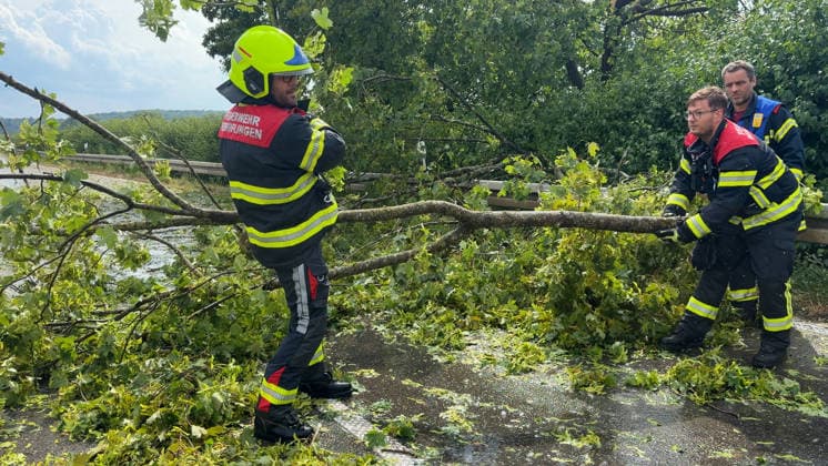 Schwere Unwetter sind erneut über Baden-Württemberg hinweg gezogen. Betroffen war die Gegend um Metzingen. In Riedrich zog eine Superzelle über die Ortschaft. Bis zu 5 cm großer Hagel ist gefallen. Autofahrer suchten mitten im Hagelsturm (on tape) Schutz unter einer Tankstelle oder deckten ihre Autos mit Decken ab. Erneut gibt es für viele Autofahrer Hageldellen. Sturmschäden gab es ebenfalls. Die Feuerwehr Bempflingen ist im Einsatz und muss einige Sturmschäden beseitigen. Betroffen ist auch die B 312. Hier stürzten ebenfalls Bäume auf die Bundesstraße. Die Feuerwehr ist mit Kettensägen im Dauereinsatz. In Grabstetten wurden Heckscheiben vom Hagel durchschlagen und Campingfahrzeuge zerstört Bempflingen Baden-Württemberg Deutschland ***