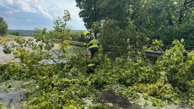 Schwere Unwetter sind erneut über Baden-Württemberg hinweg gezogen. Betroffen war die Gegend um Metzingen. In Riedrich zog eine Superzelle über die Ortschaft. Bis zu 5 cm großer Hagel ist gefallen. Autofahrer suchten mitten im Hagelsturm (on tape) Schutz unter einer Tankstelle oder deckten ihre Autos mit Decken ab. Erneut gibt es für viele Autofahrer Hageldellen. Sturmschäden gab es ebenfalls. Die Feuerwehr Bempflingen ist im Einsatz und muss einige Sturmschäden beseitigen. Betroffen ist auch die B 312. Hier stürzten ebenfalls Bäume auf die Bundesstraße. Die Feuerwehr ist mit Kettensägen im Dauereinsatz. In Grabstetten wurden Heckscheiben vom Hagel durchschlagen und Campingfahrzeuge zerstört Bempflingen Baden-Württemberg Deutschland ***