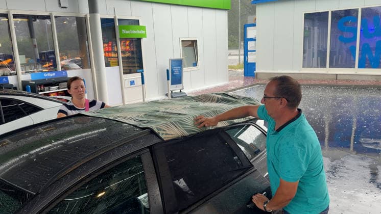 Schwere Unwetter sind erneut über Baden-Württemberg hinweg gezogen. Betroffen war die Gegend um Metzingen. In Riedrich zog eine Superzelle über die Ortschaft. Bis zu 5 cm großer Hagel ist gefallen. Autofahrer suchten mitten im Hagelsturm (on tape) Schutz unter einer Tankstelle oder deckten ihre Autos mit Decken ab. Erneut gibt es für viele Autofahrer Hageldellen. Sturmschäden gab es ebenfalls. Die Feuerwehr Bempflingen ist im Einsatz und muss einige Sturmschäden beseitigen. Betroffen ist auch die B 312. Hier stürzten ebenfalls Bäume auf die Bundesstraße. Die Feuerwehr ist mit Kettensägen im Dauereinsatz. In Grabstetten wurden Heckscheiben vom Hagel durchschlagen und Campingfahrzeuge zerstört Bempflingen Baden-Württemberg Deutschland ***
