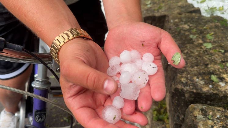 Schwere Unwetter sind erneut über Baden-Württemberg hinweg gezogen. Betroffen war die Gegend um Metzingen. In Riedrich zog eine Superzelle über die Ortschaft. Bis zu 5 cm großer Hagel ist gefallen. Autofahrer suchten mitten im Hagelsturm (on tape) Schutz unter einer Tankstelle oder deckten ihre Autos mit Decken ab. Erneut gibt es für viele Autofahrer Hageldellen. Sturmschäden gab es ebenfalls. Die Feuerwehr Bempflingen ist im Einsatz und muss einige Sturmschäden beseitigen. Betroffen ist auch die B 312. Hier stürzten ebenfalls Bäume auf die Bundesstraße. Die Feuerwehr ist mit Kettensägen im Dauereinsatz. In Grabstetten wurden Heckscheiben vom Hagel durchschlagen und Campingfahrzeuge zerstört Bempflingen Baden-Württemberg Deutschland ***
