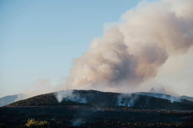 Level 2 of the INFOMA plan has been activated due to a wildfire in Lozoyuela, requiring preventive evacuations. View of the Lozoyuela wildfire on July 16, 2026, in Lozoyuela, Madrid, Spain. The Madrid 112 Security and Emergency Agency (ASEM112) has activated Operational Level 2 of the Community of Madrid’s Civil Protection Plan Against Forest Fires (INFOMA) in response to a fire reported in the municipality of Lozoyuela. The fire broke out around 4:00 p.m.0 in an area of vegetation where, at this time, 10 ground crews and six aerial resources from the Community of Madrid Fire Department are working in collaboration with Forest Rangers. JULY 16, 2026 Lozoyuela, Madrid Lozoyuela, Madrid, Spain  Copyright: xMateoxLanzuelax 7668879