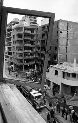 0041751146 ElComercioPeru LIMA, JULY 17, 1992 A TOUR OF JIRON TARATA ONE DAY AFTER THE TERRORIST ATTACK CARRIED OUT BY SHINING PATH PHOTO: EL COMERCIO, LIMA, PERU EDITORIAL USE ONLY  Copyright: xGDA ElxComercio Perux-xTodosxlosxderechosxreservados.xProhibidoxelxusoxoxreproduccionxdexestaximagenxenxPerux ELxCOMERCIOx peelcomerciopic131469