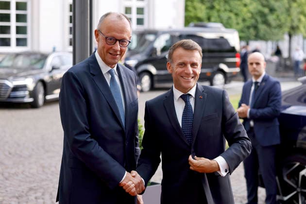 Frankreichs Präsident Emmanuel Macron (PS) und Bundeskanzler Friedrich Merz (CDU) bei einem Pressestatement vor dem 26. Deutsch-Französischen Ministerrat. Am 16. und 17. Juli 2026 kommen die Regierungen beider Länder zusammen, um nicht nur die militärische Zusammenarbeit sondern auch Kooperationen in den Bereichen Forschung und Wirtschaft abzustimmen. Bensberg, 16.07.2026 NRW Deutschland *** French President Emmanuel Macron (PS) and German Chancellor Friedrich Merz (CDU) during a press statement ahead of the 26th Franco-German Ministerial Council. On July 16 and 17, 2026, the governments of both countries will meet to coordinate not only military cooperation but also collaboration in the fields of research and the economy. Bensberg, Jul Copyright: xChristophxHardtx
