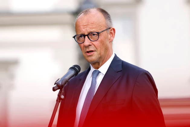 Bundeskanzler Friedrich Merz (CDU) bei einem Pressestatement auf Schloss Bensberg vor dem 26. Deutsch-Französischen Ministerrat. Am 16. und 17. Juli 2026 kommen die Regierungen beider Länder zusammen, um nicht nur die militärische Zusammenarbeit sondern auch Kooperationen in den Bereichen Forschung und Wirtschaft abzustimmen. Bensberg, 16.07.2026 NRW Deutschland *** Chancellor Friedrich Merz of the CDU during a press statement at Bensberg Castle ahead of the 26th Franco-German Ministerial Council. On July 16 and 17, 2026, the governments of both countries will meet to coordinate not only military cooperation but also collaboration in the fields of research and the economy. Bensberg, July 16, 2026, North Rhine-Westphalia, Germany Copyright: xChristophxHardtx