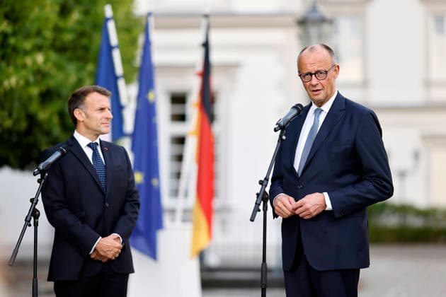 Frankreichs Präsident Emmanuel Macron (PS) und Bundeskanzler Friedrich Merz (CDU) bei einem Pressestatement vor dem 26. Deutsch-Französischen Ministerrat. Am 16. und 17. Juli 2026 kommen die Regierungen beider Länder zusammen, um nicht nur die militärische Zusammenarbeit sondern auch Kooperationen in den Bereichen Forschung und Wirtschaft abzustimmen. Bensberg, 16.07.2026 NRW Deutschland *** French President Emmanuel Macron (PS) and German Chancellor Friedrich Merz (CDU) during a press statement ahead of the 26th Franco-German Ministerial Council. On July 16 and 17, 2026, the governments of both countries will meet to coordinate not only military cooperation but also collaboration in the fields of research and the economy. Bensberg, Jul Copyright: xChristophxHardtx