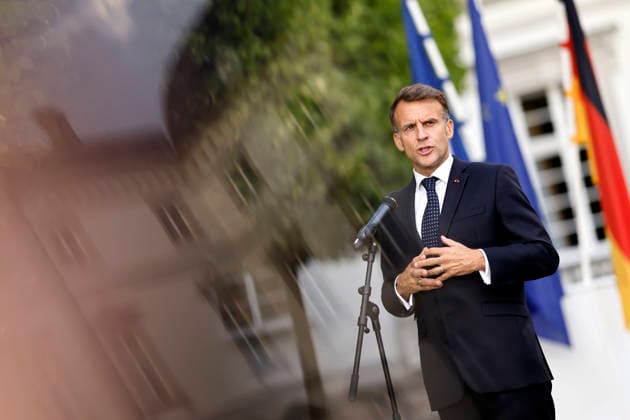 Frankreichs Präsident Emmanuel Macron (PS) bei einem Pressestatement auf Schloss Bensberg vor dem 26. Deutsch-Französischen Ministerrat. Am 16. und 17. Juli 2026 kommen die Regierungen beider Länder zusammen, um nicht nur die militärische Zusammenarbeit sondern auch Kooperationen in den Bereichen Forschung und Wirtschaft abzustimmen. Bensberg, 16.07.2026 NRW Deutschland *** French President Emmanuel Macron (PS) during a press statement at Bensberg Castle ahead of the 26th Franco-German Ministerial Council. On July 16 and 17, 2026, the governments of both countries will meet to coordinate not only military cooperation but also collaboration in the fields of research and the economy. Bensberg, July 16, 2026, North Rhine-Westphalia, German Copyright: xChristophxHardtx