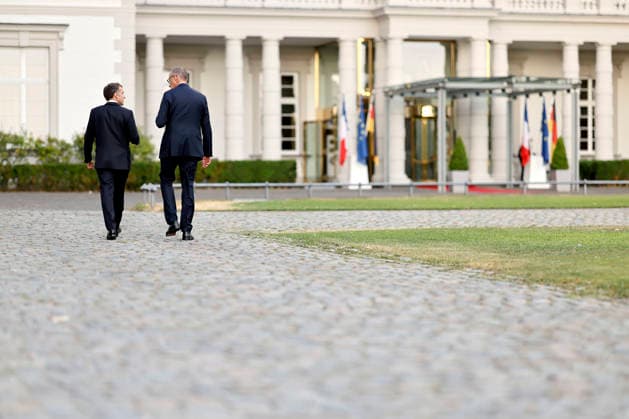 Frankreichs Präsident Emmanuel Macron (PS) und Bundeskanzler Friedrich Merz (CDU) bei einem Pressestatement vor dem 26. Deutsch-Französischen Ministerrat. Am 16. und 17. Juli 2026 kommen die Regierungen beider Länder zusammen, um nicht nur die militärische Zusammenarbeit sondern auch Kooperationen in den Bereichen Forschung und Wirtschaft abzustimmen. Bensberg, 16.07.2026 NRW Deutschland *** French President Emmanuel Macron (PS) and German Chancellor Friedrich Merz (CDU) during a press statement ahead of the 26th Franco-German Ministerial Council. On July 16 and 17, 2026, the governments of both countries will meet to coordinate not only military cooperation but also collaboration in the fields of research and the economy. Bensberg, Jul Copyright: xChristophxHardtx