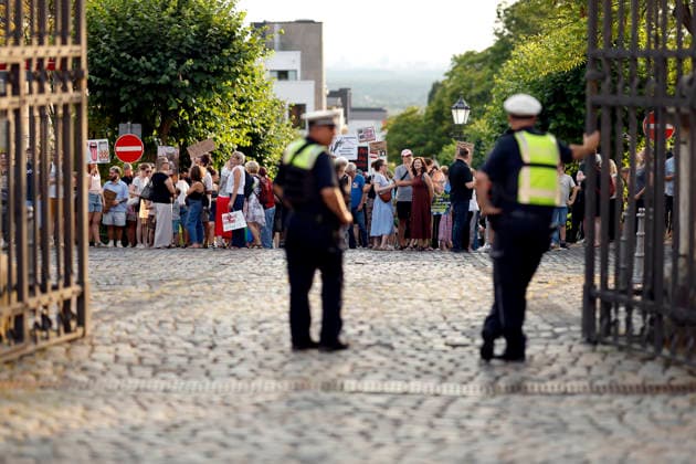 Eine Demo gegen Friedrich Merz steht vor Schloss Bensberg, wo am Abend Frankreichs Präsident Emmanuel Macron (PS) und Bundeskanzler Friedrich Merz (CDU) vor dem 26. Deutsch-Französischen Ministerrat zusammenkommen. Am 16. und 17. Juli 2026 kommen die Regierungen beider Länder zusammen, um nicht nur die militärische Zusammenarbeit sondern auch Kooperationen in den Bereichen Forschung und Wirtschaft abzustimmen. Bensberg, 16.07.2026 NRW Deutschland *** A protest against Friedrich Merz is taking place in front of Bensberg Castle, where French President Emmanuel Macron (PS) and German Chancellor Friedrich Merz (CDU) will meet this evening ahead of the 26th Franco-German Ministerial Council. On July 16 and 17, 2026, the governments of both c Copyright: xChristophxHardtx