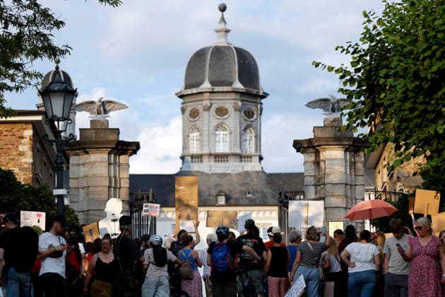 Eine Demo gegen Friedrich Merz steht vor Schloss Bensberg, wo am Abend Frankreichs Präsident Emmanuel Macron (PS) und Bundeskanzler Friedrich Merz (CDU) vor dem 26. Deutsch-Französischen Ministerrat zusammenkommen. Am 16. und 17. Juli 2026 kommen die Regierungen beider Länder zusammen, um nicht nur die militärische Zusammenarbeit sondern auch Kooperationen in den Bereichen Forschung und Wirtschaft abzustimmen. Bensberg, 16.07.2026 NRW Deutschland *** A protest against Friedrich Merz is taking place in front of Bensberg Castle, where French President Emmanuel Macron (PS) and German Chancellor Friedrich Merz (CDU) will meet this evening ahead of the 26th Franco-German Ministerial Council. On July 16 and 17, 2026, the governments of both c Copyright: xChristophxHardtx
