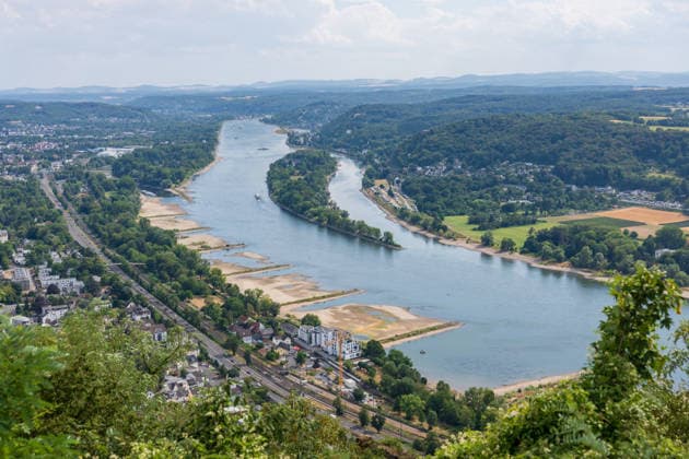 Niedrigwasser am Rhein - Hitzewelle und Trockenheit lassen Pegel sinken Blick vom Aussichtspunkt am Drachenfels auf Bad Honnef und die Insel Nonnenwerth - Niedrigwasser am Rhein infolge anhaltender Trockenheit und einer Hitzewelle mit Temperaturen über 30 Grad. Zwischen Bad Honnef und Bonn liegen die Pegelstände bei 24 cm am Pegel Oberwinter und 95 cm am Pegel Bonn. Die Binnenschifffahrt ist eingeschränkt - Frachtschiffe können nur noch mit reduzierter Ladung fahren. Königswinter Drachenfels Nordrhein-Westfalen Deutschland *** Low Water Levels on the Rhine: Heat Wave and Drought Cause Water Levels to Drop View from the Drachenfels lookout point toward Bad Honnef and Nonnenwerth Island Low water levels on the Rhine due to persistent dro Copyright: xMarcxJohnx