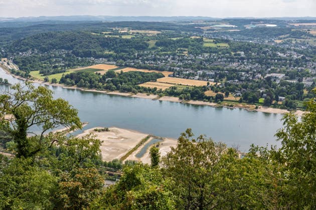 Niedrigwasser am Rhein - Hitzewelle und Trockenheit lassen Pegel sinken Blick vom Aussichtspunkt am Drachenfels auf Königswiinter und Bonn - Niedrigwasser am Rhein infolge anhaltender Trockenheit und einer Hitzewelle mit Temperaturen über 30 Grad. Zwischen Bad Honnef und Bonn liegen die Pegelstände bei 24 cm am Pegel Oberwinter und 95 cm am Pegel Bonn. Die Binnenschifffahrt ist eingeschränkt - Frachtschiffe können nur noch mit reduzierter Ladung fahren. Königswinter Drachenfels Nordrhein-Westfalen Deutschland *** Low Water Levels on the Rhine: Heat Wave and Drought Cause Water Levels to Drop View from the Drachenfels lookout point toward Königswinter and Bonn Low water levels on the Rhine due to persistent drought and a heat wave with Copyright: xMarcxJohnx