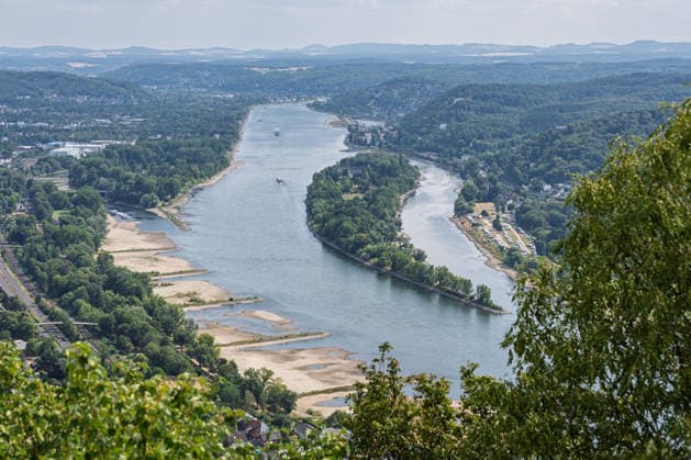 Niedrigwasser am Rhein - Hitzewelle und Trockenheit lassen Pegel sinken Blick vom Aussichtspunkt am Drachenfels auf Bad Honnef und die Insel Nonnenwerth - Niedrigwasser am Rhein infolge anhaltender Trockenheit und einer Hitzewelle mit Temperaturen über 30 Grad. Zwischen Bad Honnef und Bonn liegen die Pegelstände bei 24 cm am Pegel Oberwinter und 95 cm am Pegel Bonn. Die Binnenschifffahrt ist eingeschränkt - Frachtschiffe können nur noch mit reduzierter Ladung fahren. Königswinter Drachenfels Nordrhein-Westfalen Deutschland *** Low Water Levels on the Rhine: Heat Wave and Drought Cause Water Levels to Drop View from the Drachenfels lookout point toward Bad Honnef and Nonnenwerth Island Low water levels on the Rhine due to persistent dro Copyright: xMarcxJohnx