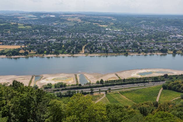 Niedrigwasser am Rhein - Hitzewelle und Trockenheit lassen Pegel sinken Blick vom Aussichtspunkt am Drachenfels auf Königswiinter und Bonn - Niedrigwasser am Rhein infolge anhaltender Trockenheit und einer Hitzewelle mit Temperaturen über 30 Grad. Zwischen Bad Honnef und Bonn liegen die Pegelstände bei 24 cm am Pegel Oberwinter und 95 cm am Pegel Bonn. Die Binnenschifffahrt ist eingeschränkt - Frachtschiffe können nur noch mit reduzierter Ladung fahren. Königswinter Drachenfels Nordrhein-Westfalen Deutschland *** Low Water Levels on the Rhine: Heat Wave and Drought Cause Water Levels to Drop View from the Drachenfels lookout point toward Königswinter and Bonn Low water levels on the Rhine due to persistent drought and a heat wave with Copyright: xMarcxJohnx