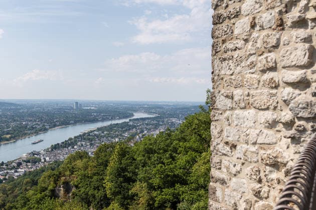 Niedrigwasser am Rhein - Hitzewelle und Trockenheit lassen Pegel sinken Blick vom Aussichtspunkt am Drachenfels auf Königswiinter und Bonn - Niedrigwasser am Rhein infolge anhaltender Trockenheit und einer Hitzewelle mit Temperaturen über 30 Grad. Zwischen Bad Honnef und Bonn liegen die Pegelstände bei 24 cm am Pegel Oberwinter und 95 cm am Pegel Bonn. Die Binnenschifffahrt ist eingeschränkt - Frachtschiffe können nur noch mit reduzierter Ladung fahren. Königswinter Drachenfels Nordrhein-Westfalen Deutschland *** Low Water Levels on the Rhine: Heat Wave and Drought Cause Water Levels to Drop View from the Drachenfels lookout point toward Königswinter and Bonn Low water levels on the Rhine due to persistent drought and a heat wave with Copyright: xMarcxJohnx