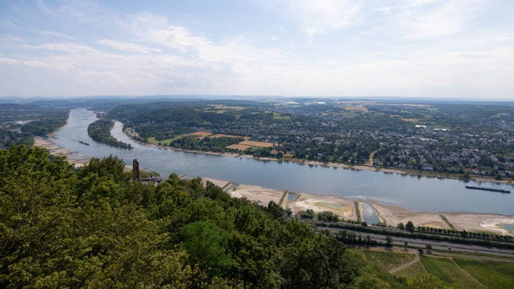 Niedrigwasser am Rhein - Hitzewelle und Trockenheit lassen Pegel sinken Blick vom Aussichtspunkt am Drachenfels auf Bad Honnef und die Insel Nonnenwerth - Niedrigwasser am Rhein infolge anhaltender Trockenheit und einer Hitzewelle mit Temperaturen über 30 Grad. Zwischen Bad Honnef und Bonn liegen die Pegelstände bei 24 cm am Pegel Oberwinter und 95 cm am Pegel Bonn. Die Binnenschifffahrt ist eingeschränkt - Frachtschiffe können nur noch mit reduzierter Ladung fahren. Königswinter Drachenfels Nordrhein-Westfalen Deutschland *** Low Water Levels on the Rhine: Heat Wave and Drought Cause Water Levels to Drop View from the Drachenfels lookout point toward Bad Honnef and Nonnenwerth Island Low water levels on the Rhine due to persistent dro Copyright: xMarcxJohnx