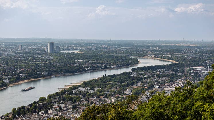 Niedrigwasser am Rhein - Hitzewelle und Trockenheit lassen Pegel sinken Blick vom Aussichtspunkt am Drachenfels auf Königswiinter und Bonn - Niedrigwasser am Rhein infolge anhaltender Trockenheit und einer Hitzewelle mit Temperaturen über 30 Grad. Zwischen Bad Honnef und Bonn liegen die Pegelstände bei 24 cm am Pegel Oberwinter und 95 cm am Pegel Bonn. Die Binnenschifffahrt ist eingeschränkt - Frachtschiffe können nur noch mit reduzierter Ladung fahren. Königswinter Drachenfels Nordrhein-Westfalen Deutschland *** Low Water Levels on the Rhine: Heat Wave and Drought Cause Water Levels to Drop View from the Drachenfels lookout point toward Königswinter and Bonn Low water levels on the Rhine due to persistent drought and a heat wave with Copyright: xMarcxJohnx