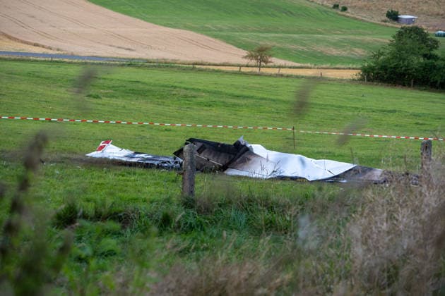 Kleinflugzeug abgestürzt und in Brand geraten Eine Person ums Leben gekommen Am 16.07.2026 stürzte gegen 16:00 Uhr in unmittelbarer Nähe des Flugplatzes Mengeringhausen ein motorisiertes Kleinflugzeug ab. Die Maschine geriet an der Absturzstelle in Brand. Bei dem Absturz kam eine Person zu Tode. Zu den Umständen des Absturzes ermitteln die Bundesstelle für Flugunfalluntersuchungen und die Kriminalpolizei. Angaben zu der tödlich verletzten Person liegen bislang nicht vor. Mengeringhausen Hessen Deutschland *** Small Plane Crashed and Caught Fire; One Person Killed On July 16, 2026, at approximately 4:00 p.m., a small motorized plane crashed in the immediate vicinity of the Mengeringhausen airfield. The aircraft caught fire at the