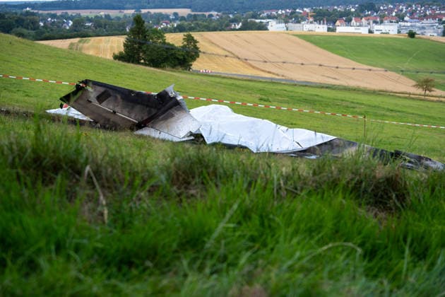 Kleinflugzeug abgestürzt und in Brand geraten Eine Person ums Leben gekommen Am 16.07.2026 stürzte gegen 16:00 Uhr in unmittelbarer Nähe des Flugplatzes Mengeringhausen ein motorisiertes Kleinflugzeug ab. Die Maschine geriet an der Absturzstelle in Brand. Bei dem Absturz kam eine Person zu Tode. Zu den Umständen des Absturzes ermitteln die Bundesstelle für Flugunfalluntersuchungen und die Kriminalpolizei. Angaben zu der tödlich verletzten Person liegen bislang nicht vor. Mengeringhausen Hessen Deutschland *** Small Plane Crashed and Caught Fire; One Person Killed On July 16, 2026, at approximately 4:00 p.m., a small motorized plane crashed in the immediate vicinity of the Mengeringhausen airfield. The aircraft caught fire at the
