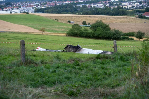 Kleinflugzeug abgestürzt und in Brand geraten Eine Person ums Leben gekommen Am 16.07.2026 stürzte gegen 16:00 Uhr in unmittelbarer Nähe des Flugplatzes Mengeringhausen ein motorisiertes Kleinflugzeug ab. Die Maschine geriet an der Absturzstelle in Brand. Bei dem Absturz kam eine Person zu Tode. Zu den Umständen des Absturzes ermitteln die Bundesstelle für Flugunfalluntersuchungen und die Kriminalpolizei. Angaben zu der tödlich verletzten Person liegen bislang nicht vor. Mengeringhausen Hessen Deutschland *** Small Plane Crashed and Caught Fire; One Person Killed On July 16, 2026, at approximately 4:00 p.m., a small motorized plane crashed in the immediate vicinity of the Mengeringhausen airfield. The aircraft caught fire at the