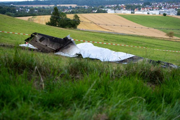 Kleinflugzeug abgestürzt und in Brand geraten Eine Person ums Leben gekommen Am 16.07.2026 stürzte gegen 16:00 Uhr in unmittelbarer Nähe des Flugplatzes Mengeringhausen ein motorisiertes Kleinflugzeug ab. Die Maschine geriet an der Absturzstelle in Brand. Bei dem Absturz kam eine Person zu Tode. Zu den Umständen des Absturzes ermitteln die Bundesstelle für Flugunfalluntersuchungen und die Kriminalpolizei. Angaben zu der tödlich verletzten Person liegen bislang nicht vor. Mengeringhausen Hessen Deutschland *** Small Plane Crashed and Caught Fire; One Person Killed On July 16, 2026, at approximately 4:00 p.m., a small motorized plane crashed in the immediate vicinity of the Mengeringhausen airfield. The aircraft caught fire at the