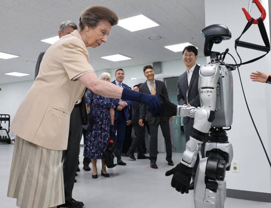 Britain s Princess Anne in Seoul Britain s Princess Anne in Seoul Princess Anne (L), the younger sister of Britain s King Charles III, shakes hands with a humanoid robot during a visit to the future mobility laboratory at Korea University in Seoul on July 15, 2026. (Yonhap) 2026-07-15 13:36:34 < 1980-2026 YONHAPNEWS AGENCY. .> ¼­¿ïÆ¯º°½Ã EDITORIAL USE ONLY  Copyright: xx PYH2026071512670031500 YonhapxNewsx yonphotos254528