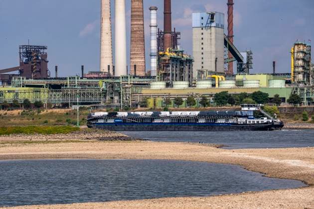 Extremes Niedrigwasser, hier beim Thyssenkrupp Steel Stahlwerk in Duisburg-Marxloh, durch den niedrigen Rheinpegel haben sich Sandbänke gebildet, Frachter können nur mit reduzierter Ladung fahren, das TKS Stahlwerk hat seine Produktion verringert, da nicht mehr genug Rohstoffe für die Stahlindustrie geliefert werden können,Rheinpegel DU-Ruhrort bei 170 cm, Tendenz fallend, Duisburg, NRW, Deutschland Niedrigwasser Rhein *** Extremely low water levels—here at the Thyssenkrupp Steel plant in Duisburg-Marxloh—have caused sandbars to form due to the low water level of the Rhine; cargo ships can only sail with reduced cargo; the TKS steel mill has cut back production because not enough raw materials can be delivered to the steel industry; Rh