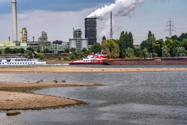 Extremes Niedrigwasser, hier beim Thyssenkrupp Steel Stahlwerk in Duisburg-Marxloh, durch den niedrigen Rheinpegel haben sich Sandbänke gebildet, Frachter können nur mit reduzierter Ladung fahren, das TKS Stahlwerk hat seine Produktion verringert, da nicht mehr genug Rohstoffe für die Stahlindustrie geliefert werden können,Rheinpegel DU-Ruhrort bei 170 cm, Tendenz fallend, HGK Schubverband Herkules XII mit Erz und Kohle auf dem Weg zum HKM Hüttenwerk ind Duisburg-Huckingen, NRW, Deutschland Niedrigwasser Rhein *** Extremely low water levels—here at the Thyssenkrupp Steel plant in Duisburg-Marxloh—have caused sandbars to form due to the low water level of the Rhine; cargo ships can only sail with reduced cargo; the TKS steel mill has c