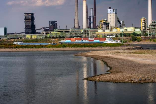 Containerschiff, Extremes Niedrigwasser, hier beim Thyssenkrupp Steel Stahlwerk in Duisburg-Marxloh, durch den niedrigen Rheinpegel haben sich Sandbänke gebildet, Frachter können nur mit reduzierter Ladung fahren, das TKS Stahlwerk hat seine Produktion verringert, da nicht mehr genug Rohstoffe für die Stahlindustrie geliefert werden können,Rheinpegel DU-Ruhrort bei 170 cm, Tendenz fallend, Duisburg, NRW, Deutschland Niedrigwasser Rhein *** Container ship, extremely low water levels, here at the Thyssenkrupp Steel plant in Duisburg-Marxloh; sandbars have formed due to the low water level in the Rhine, freighters can only sail with reduced cargo; the TKS steel mill has cut back production because not enough raw materials can be delivered